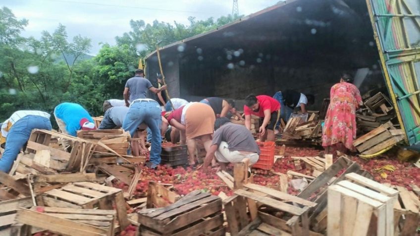 Tras accidente, camión que transportaba rambután es saqueado por pobladores