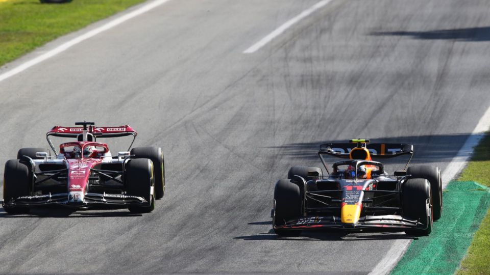 Pérez superando a Bottas en la pista.