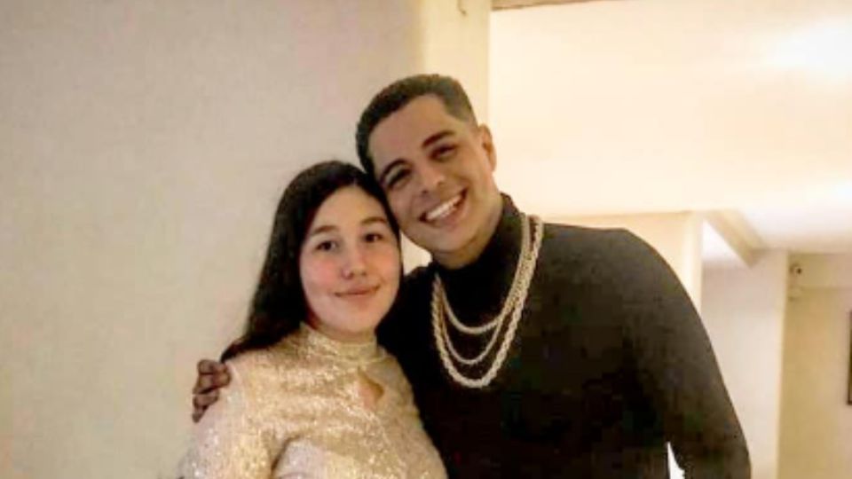 Eduin Caz entrega lujoso regalo a su hermana por su cumpleaños