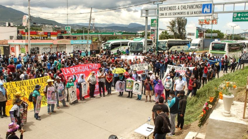 Familiares de los 43 normalistas desaparecidos de Ayotzinapa bloquean la Autopista del Sol