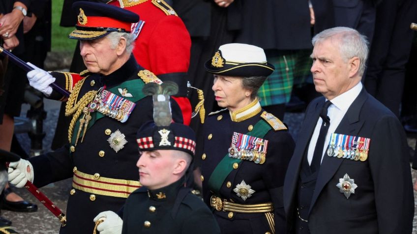 VIDEO | Reina Isabel II: Así arrestaron al hombre que le gritó "enfermo" al príncipe Andrés durante el cortejo fúnebre