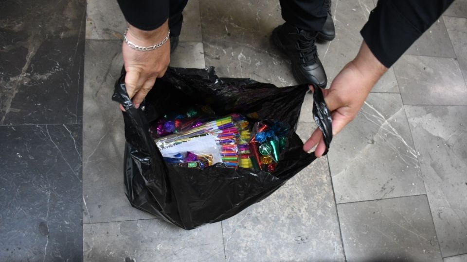 Las personas que sean sorprendidas en portación de pirotecnia podrán ser sancionadas y remitidas a la autoridad.