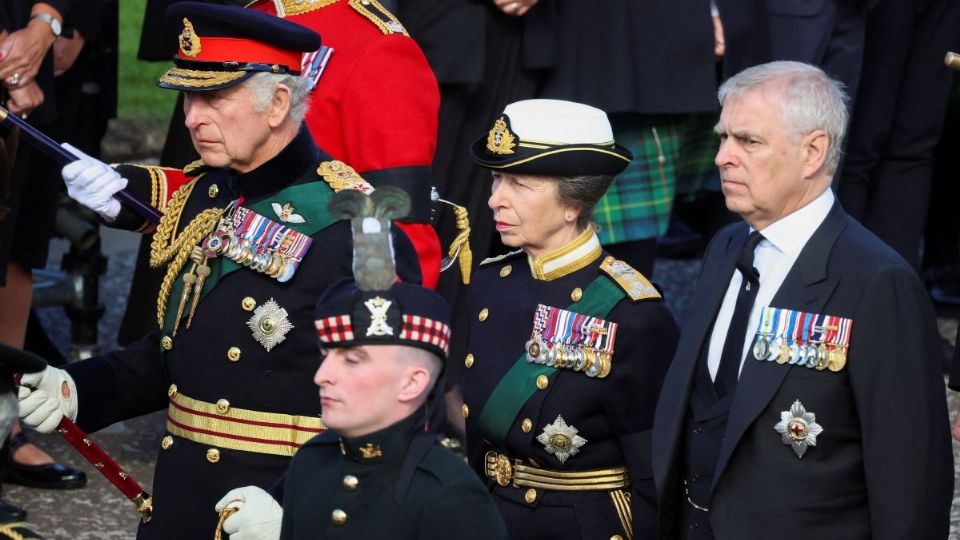 El príncipe Andrés marchó vestido de traje en el cortejo fúnebre de su madre, la reina Isabel II