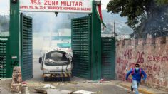 Estudiantes de la Normal rural de Ayotzinapa irrumpen con piedras y petardos Zona Militar de Guerrero