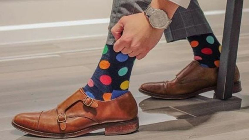 Moda masculina: 3 ideas para usar calcetas de colores y diseño en la oficina