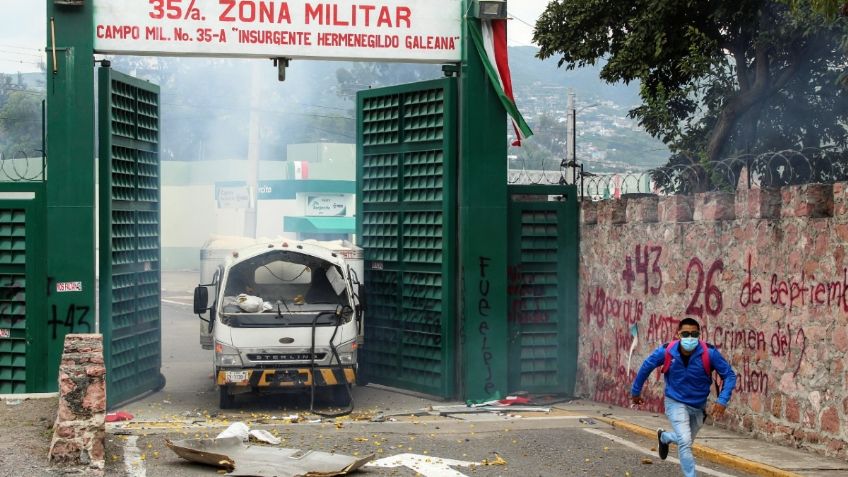 Estudiantes de la Normal rural de Ayotzinapa irrumpen con piedras y petardos Zona Militar de Guerrero