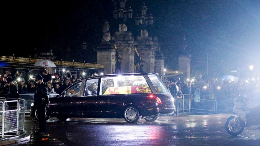 El último adiós a la reina Isabel II | Llegan al Palacio de Buckingham los restos de la monarca