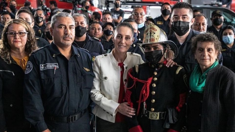 Claudia Sheinbaum prometió varios beneficios a los Bomberos de la CDMX