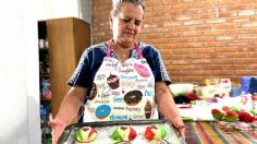 La señora María Lidia Velázquez hace conchas con toque patriota en Toluca