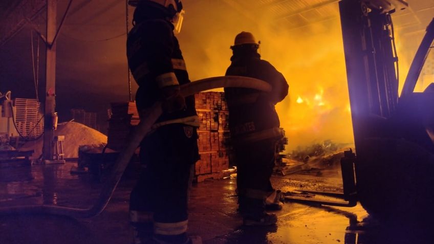 Fuerte incendio en fábrica de tarimas de madera movilizó a los servicios de emergencia en Aguascalientes capital