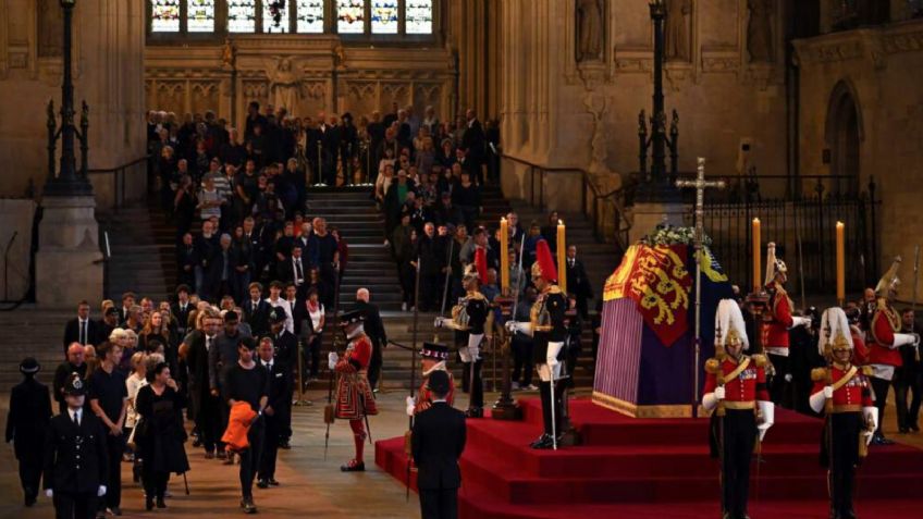 El último adiós a la reina Isabel II: la fila para acceder a la capilla ardiente supera los 4 kilómetros de largo