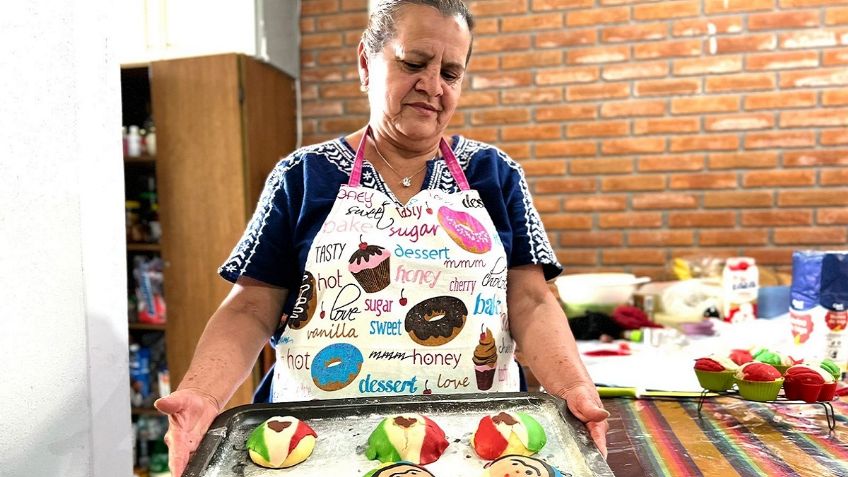 La señora María Lidia Velázquez hace conchas con toque patriota en Toluca