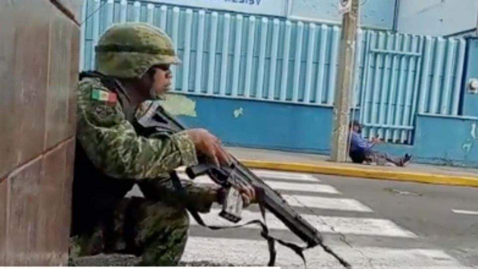 La imagen de un militar protegiendo a la ciudadanía se viralizó en internet