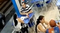 VIDEO: Un hombre abandonó a su novia durante brutal robo en taquería