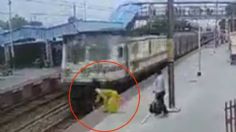 VIDEO | El aterrador momento en que un tren casi embiste a una mujer tras recoger su bolso