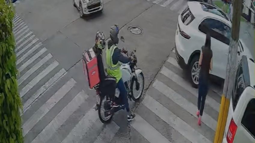 VIDEO: Motorateros se hacen pasar por repartidores para robar a mujer distraída con el celular en la mano