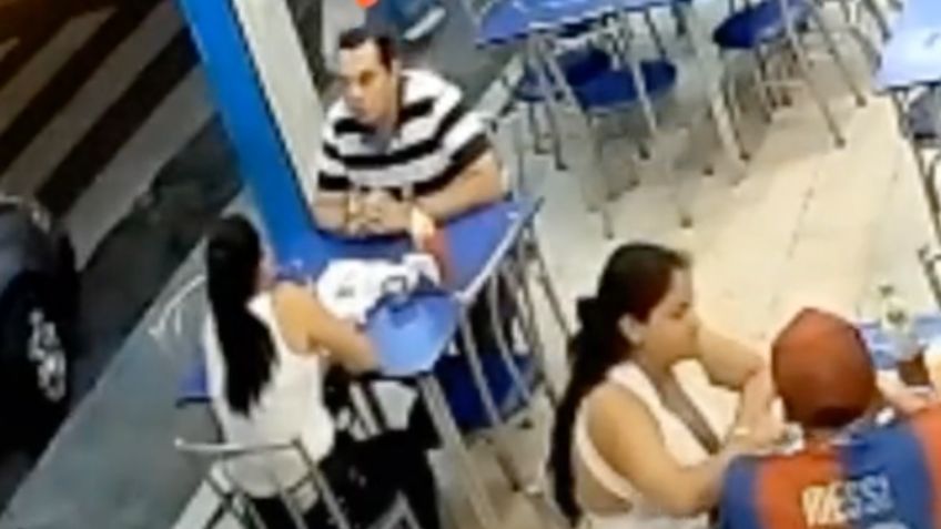 VIDEO: Un hombre abandonó a su novia durante brutal robo en taquería