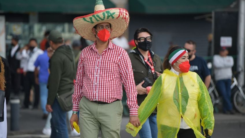 Grito de Independencia en el Zócalo: Lluvia no detiene a los mexicanos de celebrar