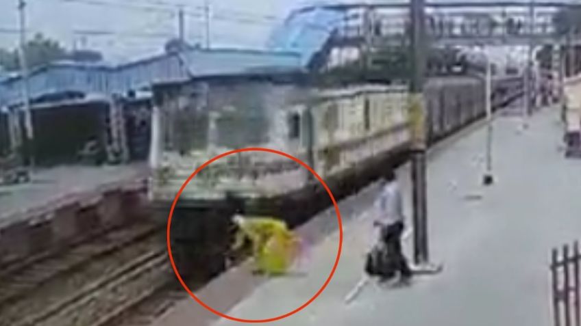 VIDEO | El aterrador momento en que un tren casi embiste a una mujer tras recoger su bolso