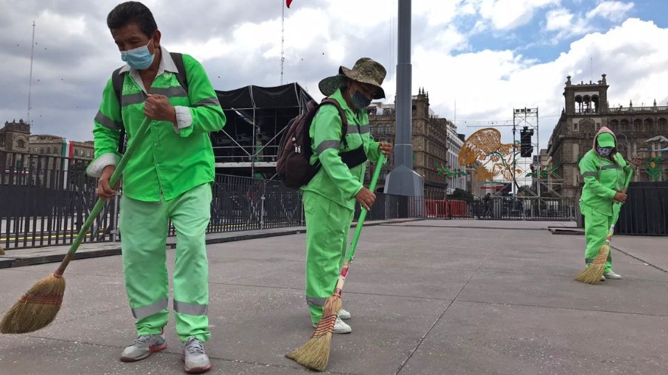 La limpieza contempla la Plaza de la Constitución, la periferia del Zócalo, la Catedral, el Palacio Nacional, entre otros