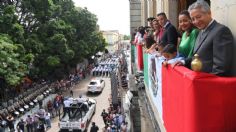 ¡Presidente, Presidente! Corean a Alejandro Murat durante el desfile militar