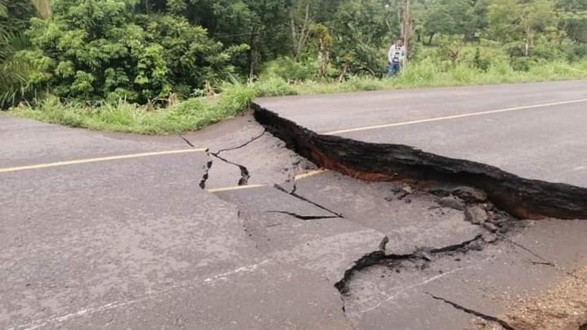 Veracruz: se parte a la mitad de una carretera por lluvias intensas