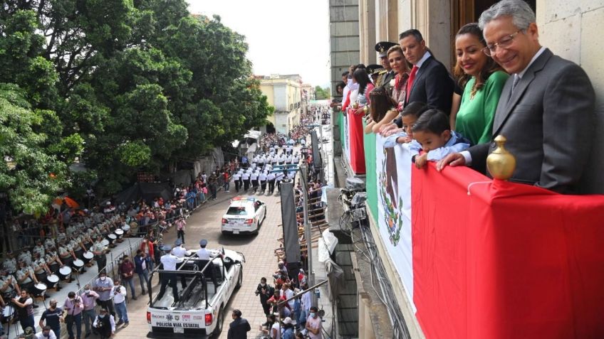 ¡Presidente, Presidente! Corean a Alejandro Murat durante el desfile militar