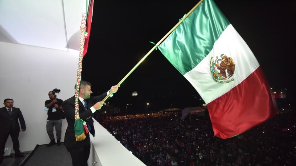 Los festejos patrios en la explanada de alcaldía comenzaron desde las 18:00 horas con una verbena popular