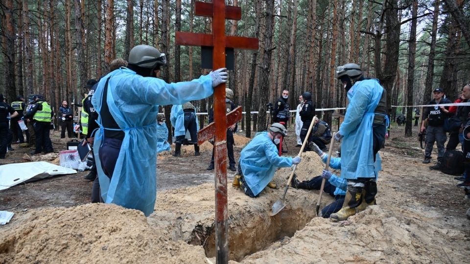 Hallan fosas y supuestos centros de tortura en territorios que estuvieron bajo dominio ruso, esto en el Bosque de Izium
