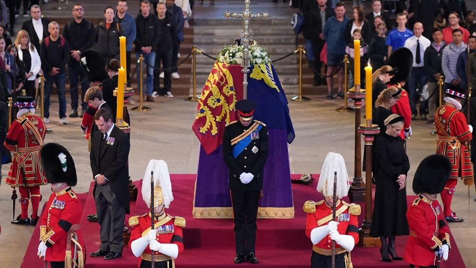 Los seis nietos de la reina realizaron una vigilia de 15 minutos.