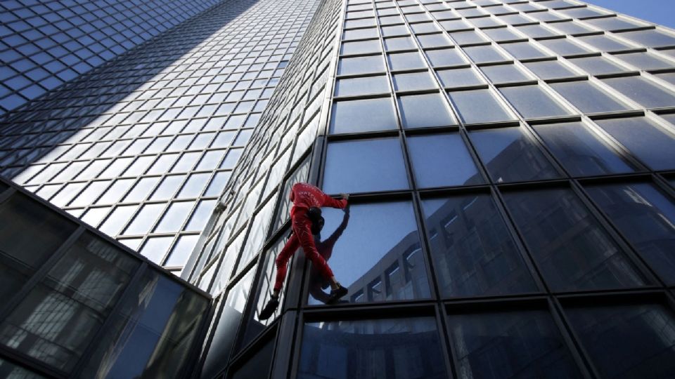 Alain Robert es conocido así por haber escalado los rascacielos más importantes del mundo, incluyendo el Burj Khalifa.