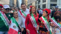 Alejandro Armenta acompaña a Erick Adams durante Desfile Conmemorativo de la Independencia de México