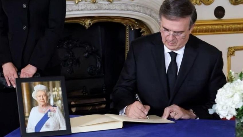 Marcelo Ebrard firma el libro de condolencias de la Reina Isabel II: "Descanse en Paz"