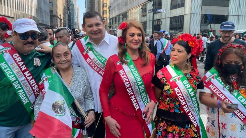 Alejandro Armenta acompaña a Erick Adams durante Desfile Conmemorativo de la Independencia de México