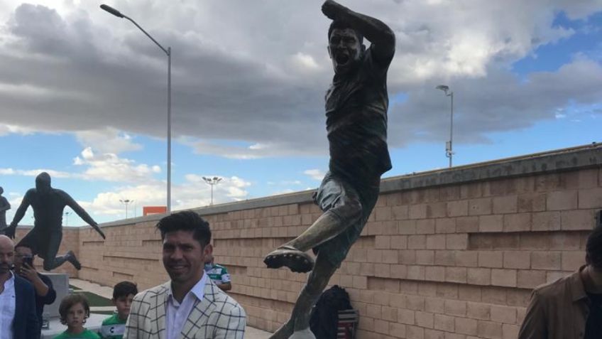 Club Santos inmortaliza a Oribe Peralta con estatua en su honor