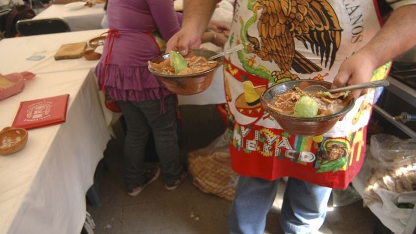 VIDEO | Muere un hombre atragantado en un concurso de comer pozole