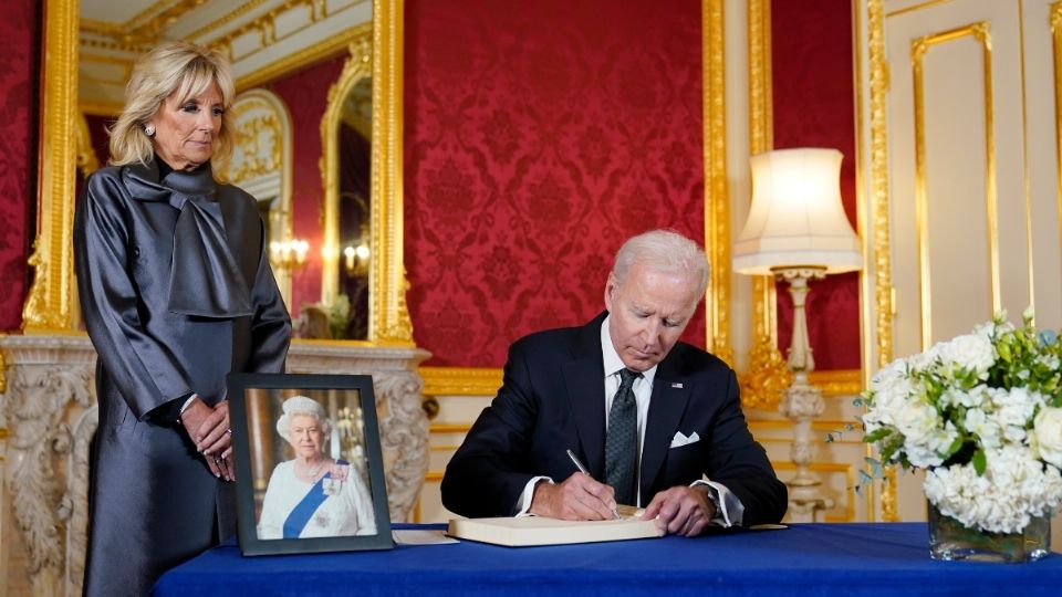 El presidente Biden firmó un libro de condolencias