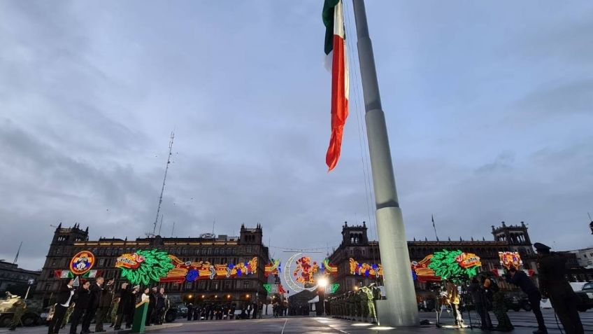 AMLO encabeza izamiento de la bandera en memoria de víctimas por sismos de 1985 y 2017