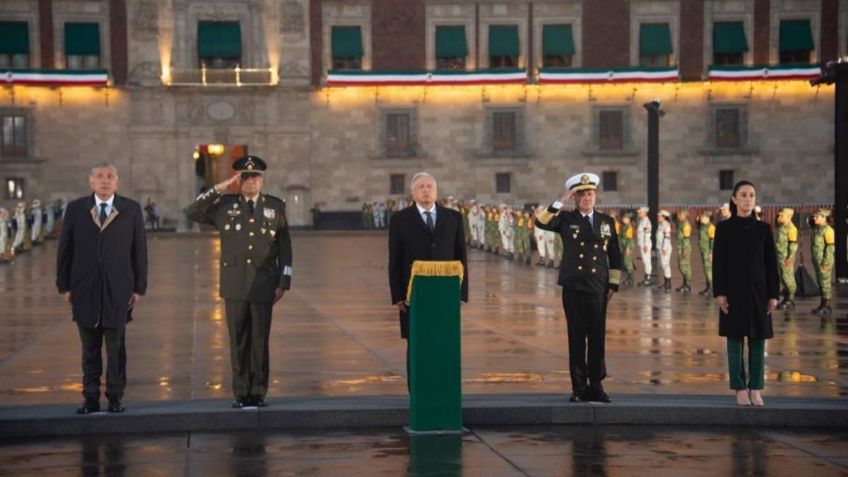 AMLO encabeza izamiento de la bandera en memoria de víctimas por sismos de 1985 y 2017