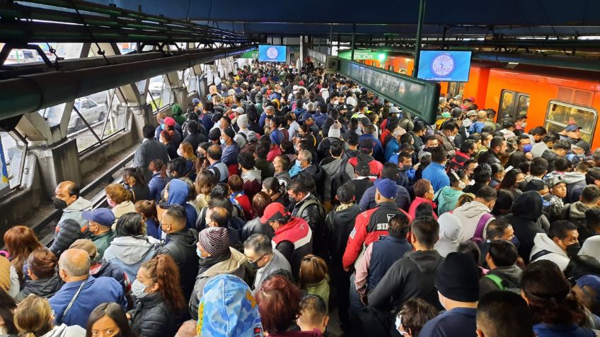 Las impactantes imágenes del Metro Constitución de 1917: la estación está llena y hay retraso en el servicio