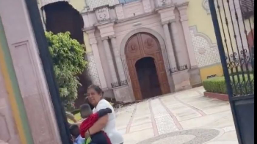 Sismo en Michoacán hace tronar una iglesia mientras feligreses oran en plena calle | VIDEO