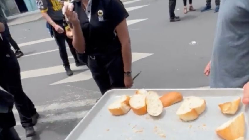 Un trabajador se pusó a regalar bolillos pal susto por el temblor en CDMX | VIDEO