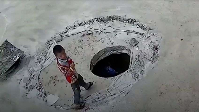 VIDEO capta instante de terror, niño cae en una coladera mientras caminaba con su abuelita