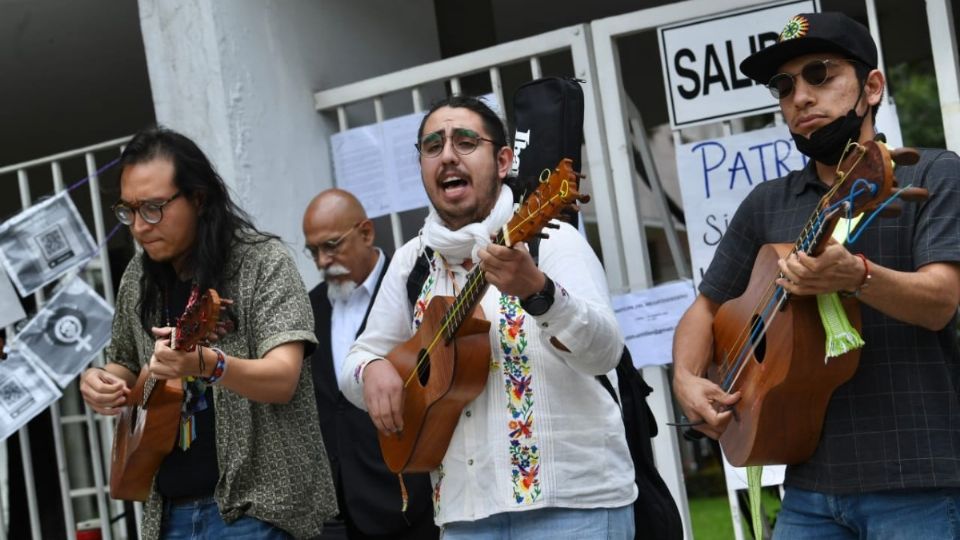 Un grupo importante de maestros entregó una carta dirigida a Lucina Jimenez