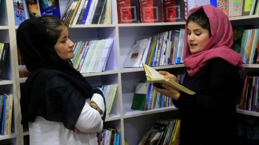 Biblioteca clandestina para mujeres afganas reta a la tiranía talibana