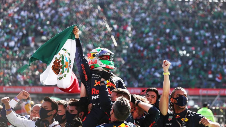 Sergio Pérez celebra su tercer lugar en el Gran Premio de México 2021.