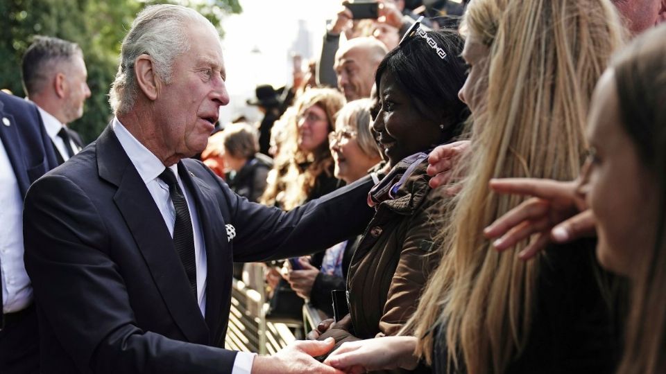 El rey Carlos III de Gran Bretaña se reúne con miembros del público en la fila a lo largo de South Bank