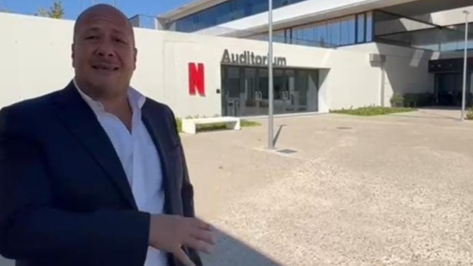 El mandatario jalisciense recorrió instalaciones de Netflix España