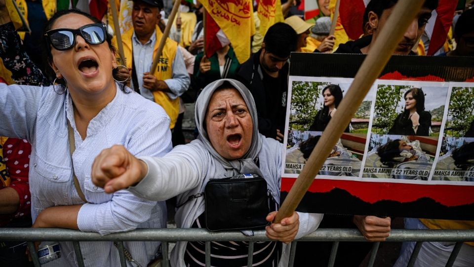 Mujeres protestan en Irán por la muerte de Mahsa Amini