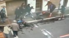 VIDEO: Motorratero se robó un celular de lujo, atropelló a un anciano y terminó golpeado por una turba